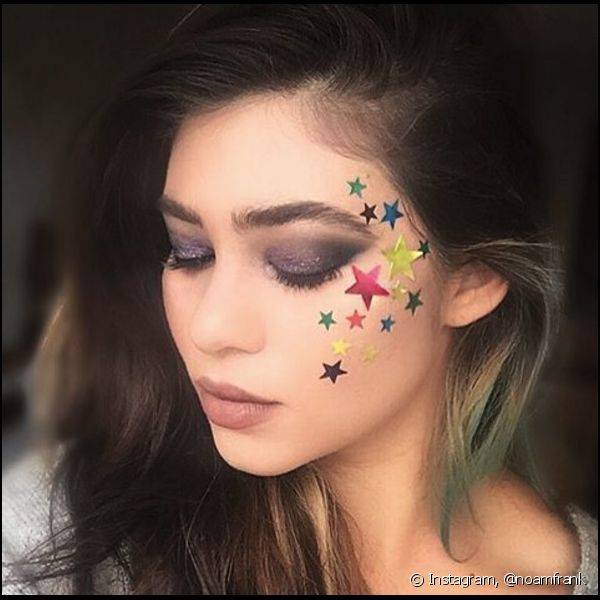 Estrelas de vários tamanhos e cores fixadas em um lado do rosto deixam qualquer fantasia de Carnaval mais divertida (Foto: Instagram @noamfrank)